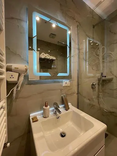 Reign Hotel Vore